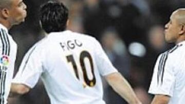 <b>RITUAL BRASILEÑO. </b>Antes de dar inicio el partido con los isleños, Ronaldo y Roberto Carlos nos dejaron un divertido ritual en el que los gestos, los juegos de manos y los 'besitos' revelaron su sincera amistad.