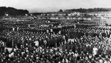 El campo de concentracin de Sachsenhausen, ubicado en la poblacin de Oranienburg, en Brandeburgo, Alemania, fue construido por los nazis en 1936 para confinar o liquidar masivamente a opositores polticos, judos, gitanos, homosexuales y Testigos de Jehov. Aproximadamente 50.000 prisioneros de todo tipo fueron asesinados dentro del campo.