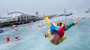 BARCELONA, 25/12/2025.- Participantes en la tradicional Copa Nadal, disputada en las aguas del puerto de Barcelona, este jueves. EFE/ Enric Fontcuberta