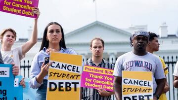 Court blocks Biden's student loan forgiveness program