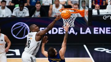 Serge Ibaka, pívot del Madrid, coloca un tapón a Nicolás Laprovittola, base del Barcelona, durante la semifinal de la Supercopa Endesa 2024.
