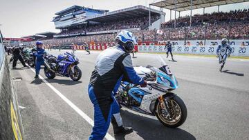 Los pilotos corren hacia sus monturas en la última edición de las 24H.