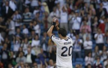 El delantero argentino del Real Madrid, Gonzalo Higuaín, aplaude a los aficionados tras disputar su último partido con el Real Madrid.