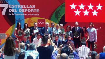 Cristina Cifuentes junto a los premiados