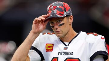 ATLANTA, GEORGIA - JANUARY 08: Tom Brady #12 of the Tampa Bay Buccaneers walks to the locker room at halftime during the game against the Atlanta Falcons at Mercedes-Benz Stadium on January 08, 2023 in Atlanta, Georgia. Todd Kirkland/Getty Images/AFP (Photo by Todd Kirkland / GETTY IMAGES NORTH AMERICA / Getty Images via AFP)