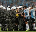 Gremio - River: El árbitro, escoltado por la policía en el campo