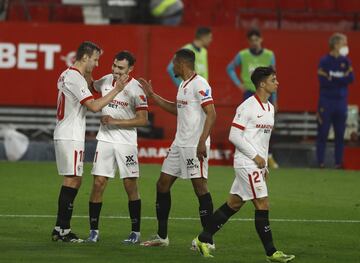 2-0. Los jugadores del Sevilla felicitaron a Ivan Rakitic tras anotar el segundo gol.