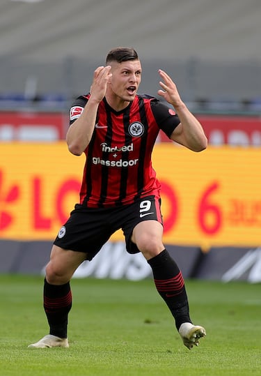 El delantero centro serbio defendió la camiseta durante 93 encuentros, marcó 40 goles y dio 10 asistencias. Consiguió una Copa de Alemania. 