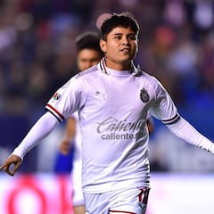 ¿Nueva polémica en Chivas? Caso “Chofis” enfrenta versiones distintas