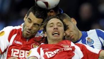 <b>SIN FORTUNA EN ATAQUE. </b>Negredo y Alexis intentan rematar en presencia del durísimo Otamendi, quien por cierto hizo un penalti no señalado sobre Negredo