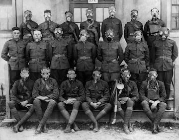 El Protocolo de Ginebra fue firmado en junio de 1925 y Francia fue el primer pas en ratificarlo, en mayo de 1926. Este tratado impeda el uso de armas qumicas y biolgicas en conflictos armados internacionales tras la terrible experiencia de la Primera Guerra Mundial. 