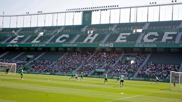 Más de dos mil escolares olvidan el descenso y dan colorido al entrenamiento del Elche