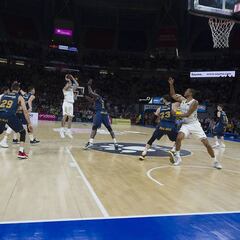 Un cañonazo de Deck mantiene al Real Madrid líder invicto