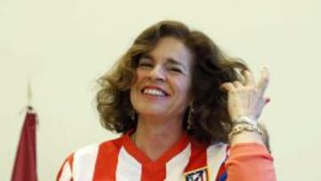 La alcaldesa Ana Botella posa con la camiseta rojiblanca esta tarde durante la recepción a los ganadores de Copa en el Ayuntamiento.