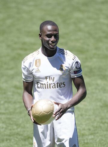 Ferland Mendy ha sido presentado como nuevo jugador del Real Madrid en el Santiago Bernabéu junto al presidente del club Florentino y su familia.

