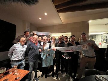 Carlos Mouriño con aficionados del Celta