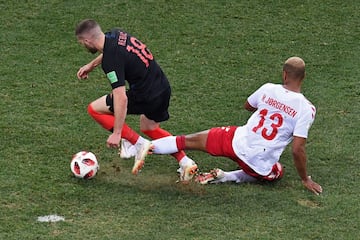 El árbitro Nestor Pitana señaló penalti por esta acción de Mathias Jorgensen a Ante Rebic en el minuto 114 del partido.