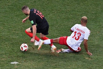 El ¨¢rbitro Nestor Pitana se?al¨® penalti por esta acci¨®n de Mathias Jorgensen a Ante Rebic en el minuto 114 del partido.