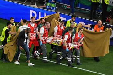 El centrocampista húngaro, Barnabas Vargas, es evacuado en camilla por las asistencias médicas, con un collarín y trasladado a un hospital.