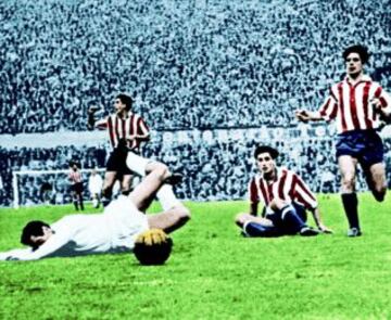 El 23 de Abril de 1959 fue el primer partido de la semifinal de la Copa de Europa. Jugaron en el Bernabéu y ganó el Real Madrid por 2-1. En la imagen, posible penalti de Calleja a Gento.