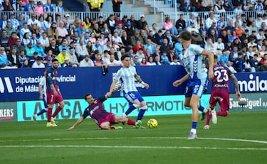El Málaga gana al Huesca a la ruleta rusa