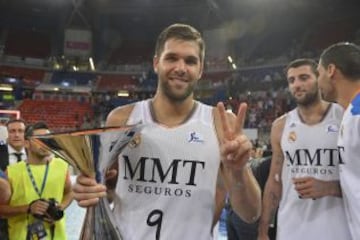 Felipe Reyes feliz con la copa.