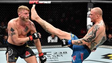 Anthony Smith golpea a Alexander Gustafsson durante el UFC Estocolmo.