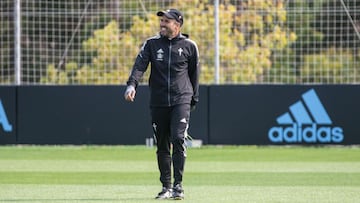 Eduardo Coudet durante un entrenamiento en la ciudad deportiva.