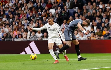 El francs sali en carrera y el brasile?o solo tuvo que drsela. Lejeune pareca que le cerraba en el rea, pero lleg muy forzado el central y tras llevarse la pelota dividida la cruz con autoridad.

