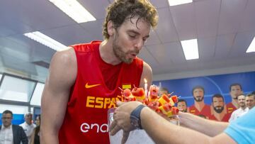 Pau Gasol sopla las velas de la tarta de cumpleaños.