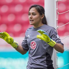 Expulsan a aficionada por insultar a la arquera de Chivas