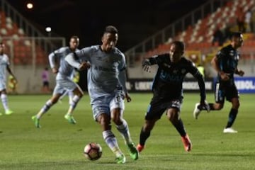 Futbol, Deportes Iquique vs Gremio,
Copa Libertadores 2017.
El jugador de Gremio Lucas Barrios, disputa  el balon contra Mathias Riquero de Deportes Iquique durante el partido de Copa Libertadores disputado en el estadio Zorros del desierto Calama, Chile.
03/05/2017
Pedro Tapia/Photosport******

Football, Deportes Iquique vs Gremio,
Copa Libertadores Championship 2017.
Gremio's player Lucas Barrios, battles the ball against Mathias Riquero of Deportes Iquique during the match of the  Copa Libertadores Championship at Zorros del desierto stadium Calama, Chile.

03/05/2017
Pedro Tapia/Photosport