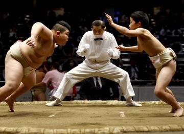 El sumo además de un deporte de combate o arte marcial es una auténtica tradición en Japón, donde se considera el deporte nacional y los luchadores comienzan a prepararse desde que cumplen los seis años de edad. En la imagen, dos niños de la escuela primaria compiten sobre el ring durante el torneo Wanpaku, en Tokio.