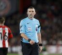 Quién es Michael Oliver, el colegiado del Real Sociedad-PSG y cuántas veces arbitró a los txuri-urdin