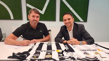 El entrenador argentino Eduardo Coudet, durante el acto de firma como nuevo entrenador del Atlético Mineiro.