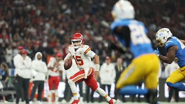 AME6644. SAO PAULO (BRASIL), 05/09/2025.- Patrick Mahomes de los Chiefs avanza con el balón este viernes, en un partido de la NFL entre Los Ángeles Chargers y Kansas City Chiefs en el estadio Neo Química Arena en São Paulo (Brasil). EFE/ Isaac Fontana