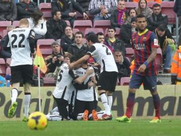 Jornada 22. BARCELONA-VALENCIA
Los jugadores del Valencia celebran el 1-2 conseguido por Piatti.