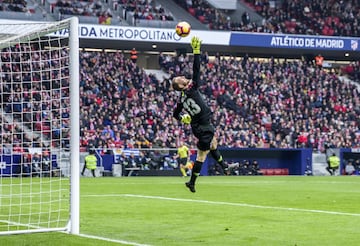 Victoria por la mínima y de penalti. El Atlético sesteó y casi lo paga. Con 0-0 Borja Iglesias puso a prueba al esloveno como se aprecia arriba y, después, lo hizo Baptistao. Oblak les frenó.