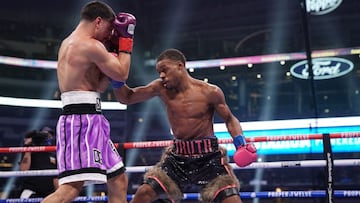 Errol Spence golpea a Danny Garc&iacute;a durante su combate.