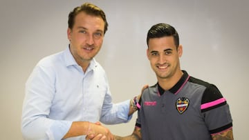 Quico Catalán y Nano Mesa formalizando la vinculación del jugador con la entidad de Orriols donde jugará cedido esta temporada por el Eibar.