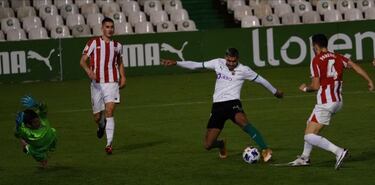 El Racing no gana ni jugando una hora con un jugador más