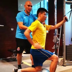 Wu Lei abandona China con una evolución positiva de su lesión