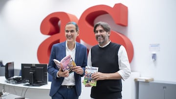 Roberto Santiago, autor de Los Futbol&iacute;simos, junto a Vicente Jim&eacute;nez, director de Diario AS. 