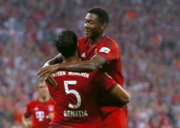 Medhi Benatia celebra con David Alaba el primer gol del Bayern Munich sobre Hamburgo.