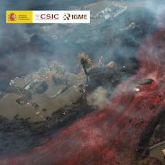 La Palma volcano eruption: aerial footage shows huge boulders in lava flow