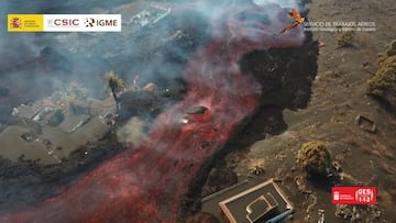 La Palma volcano eruption: aerial footage shows huge boulders in lava flow