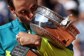 Rafa Nadal celebrando su 14º Roland Garros, ya con el trofeo entre sus manos. 