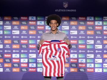 Axel Witsel ha sido presentado como nuevo jugador del Atlético de Madrid junto con el presidente del club, Enrique Cerezo, y el exfutbolista rojiblanco y leyenda del club, Manolo.