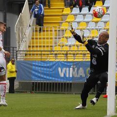 Fernández y de Paul salvaron un empate para la U ante Everton
