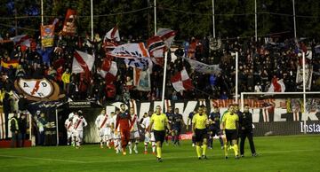 Rayo y UCAM entrando al terreno de juego.